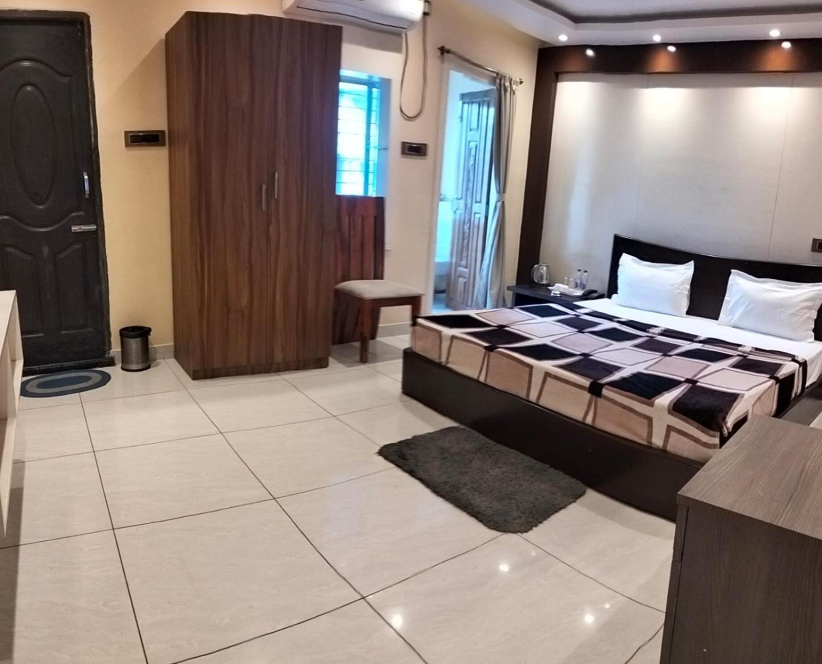 Trisplanet Hotel Kalyani Buitenkant foto