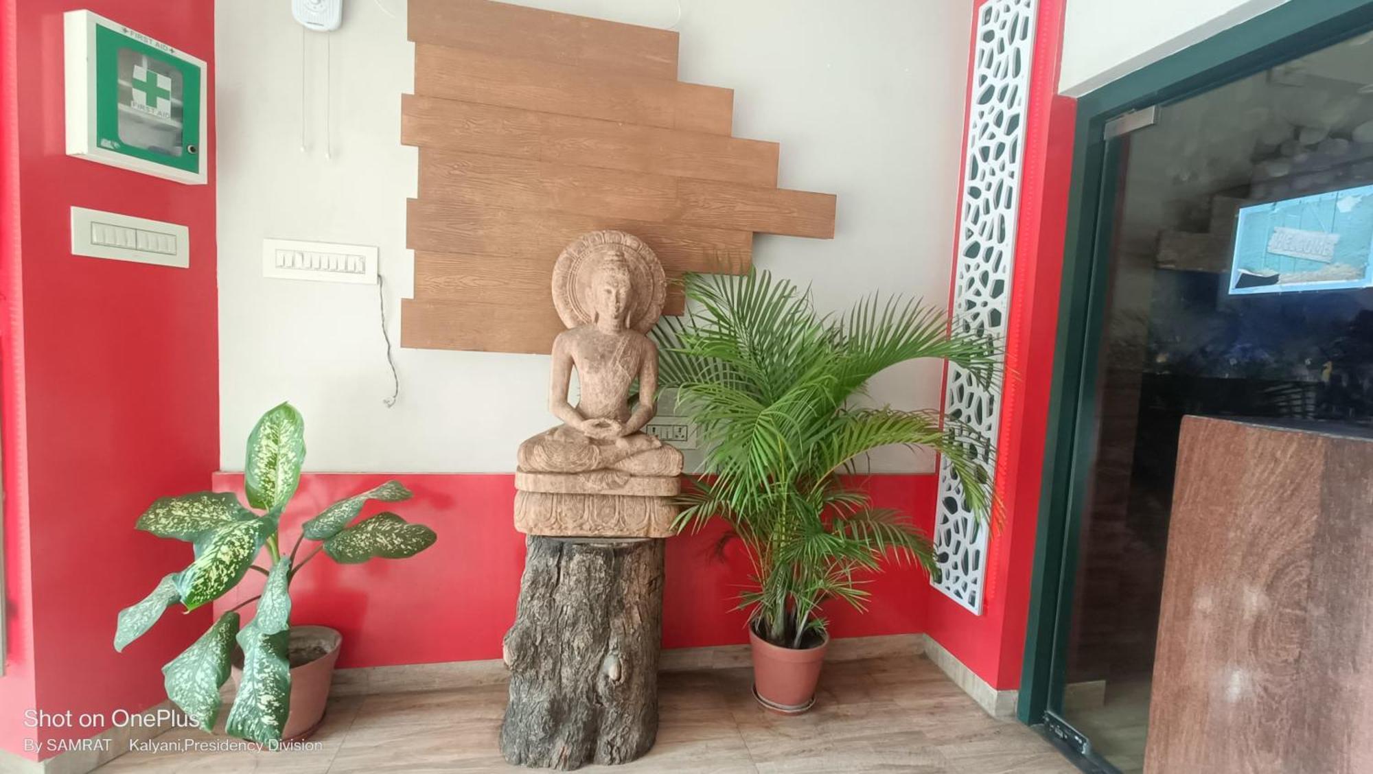 Trisplanet Hotel Kalyani Buitenkant foto