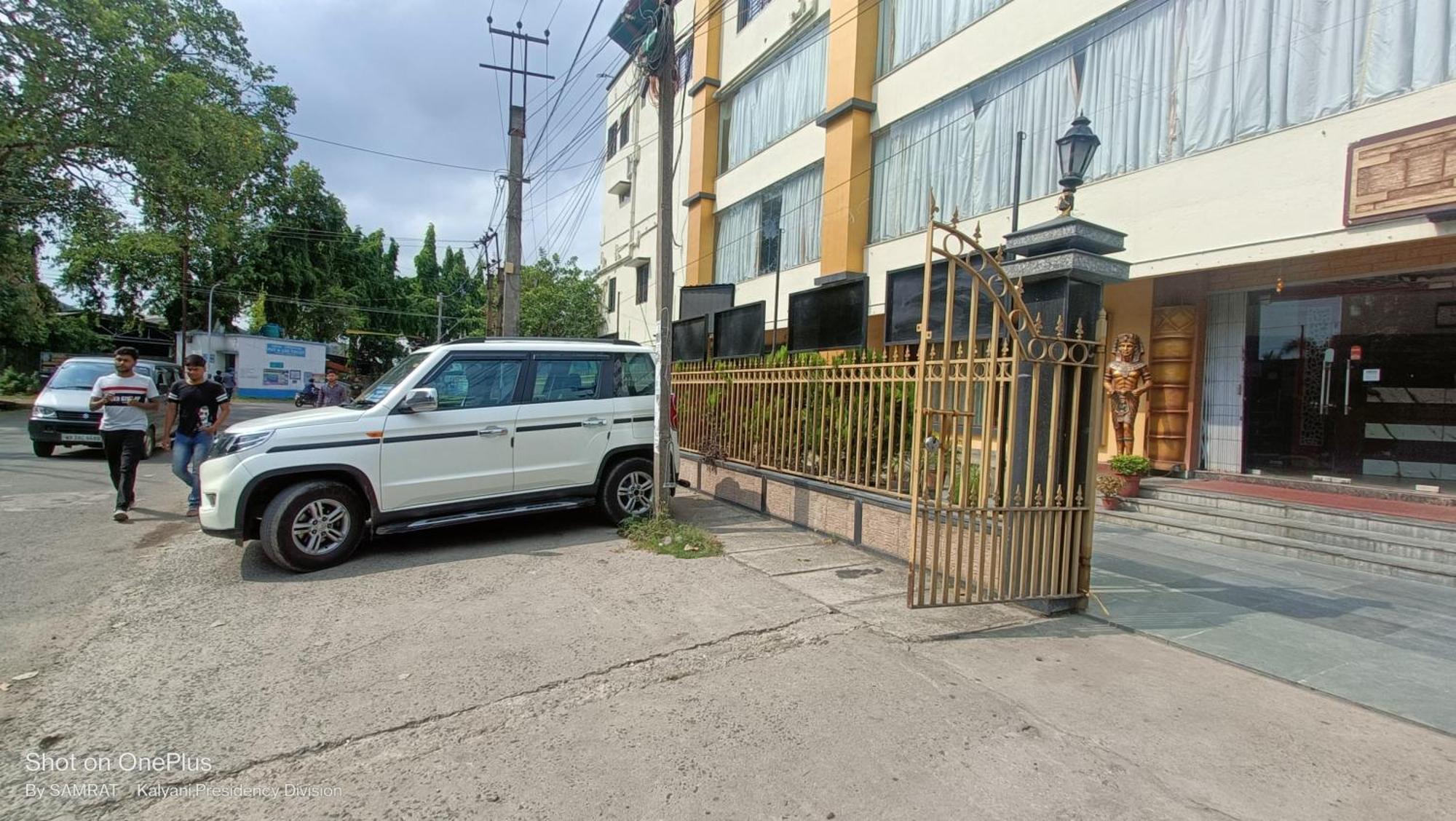 Trisplanet Hotel Kalyani Buitenkant foto