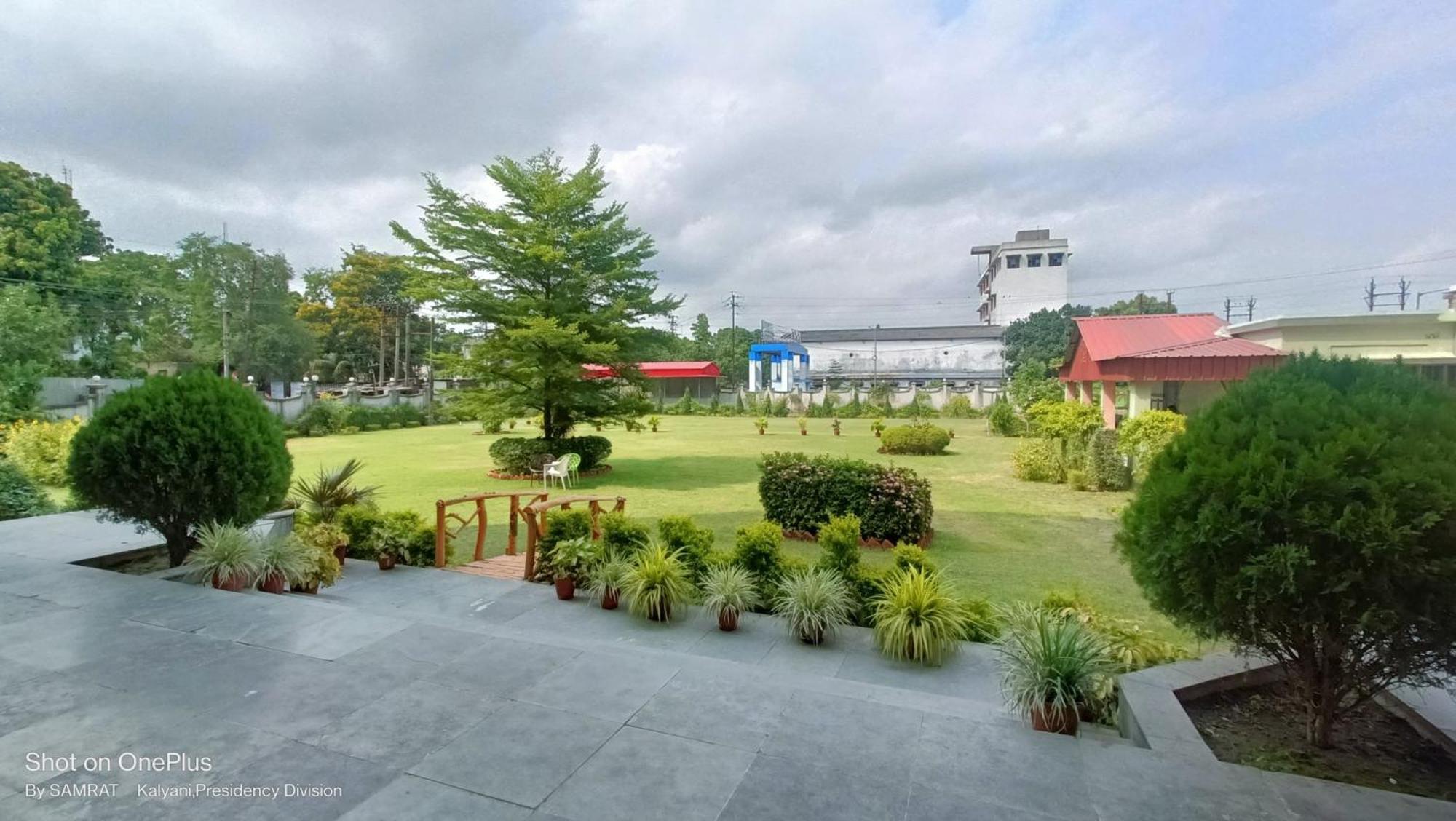 Trisplanet Hotel Kalyani Buitenkant foto