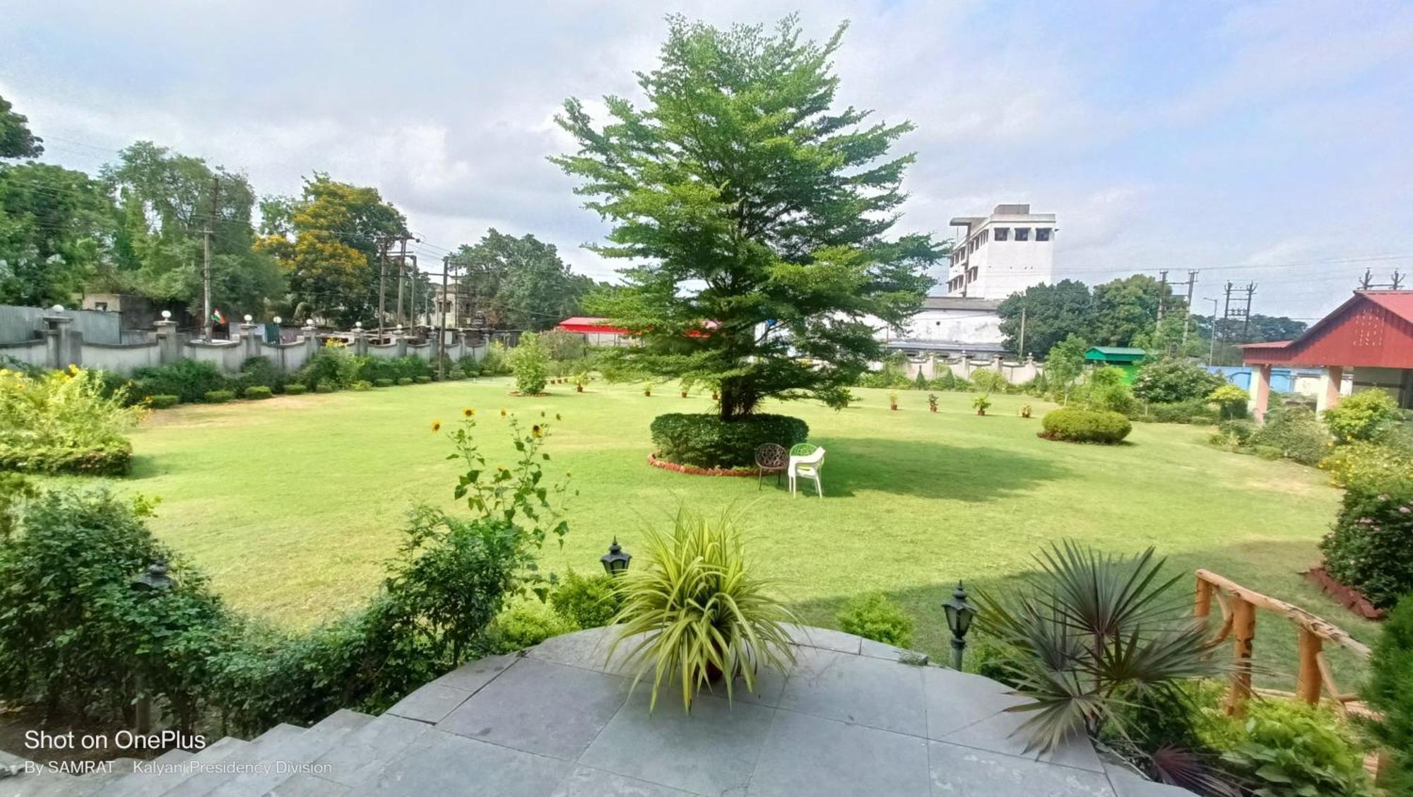 Trisplanet Hotel Kalyani Buitenkant foto