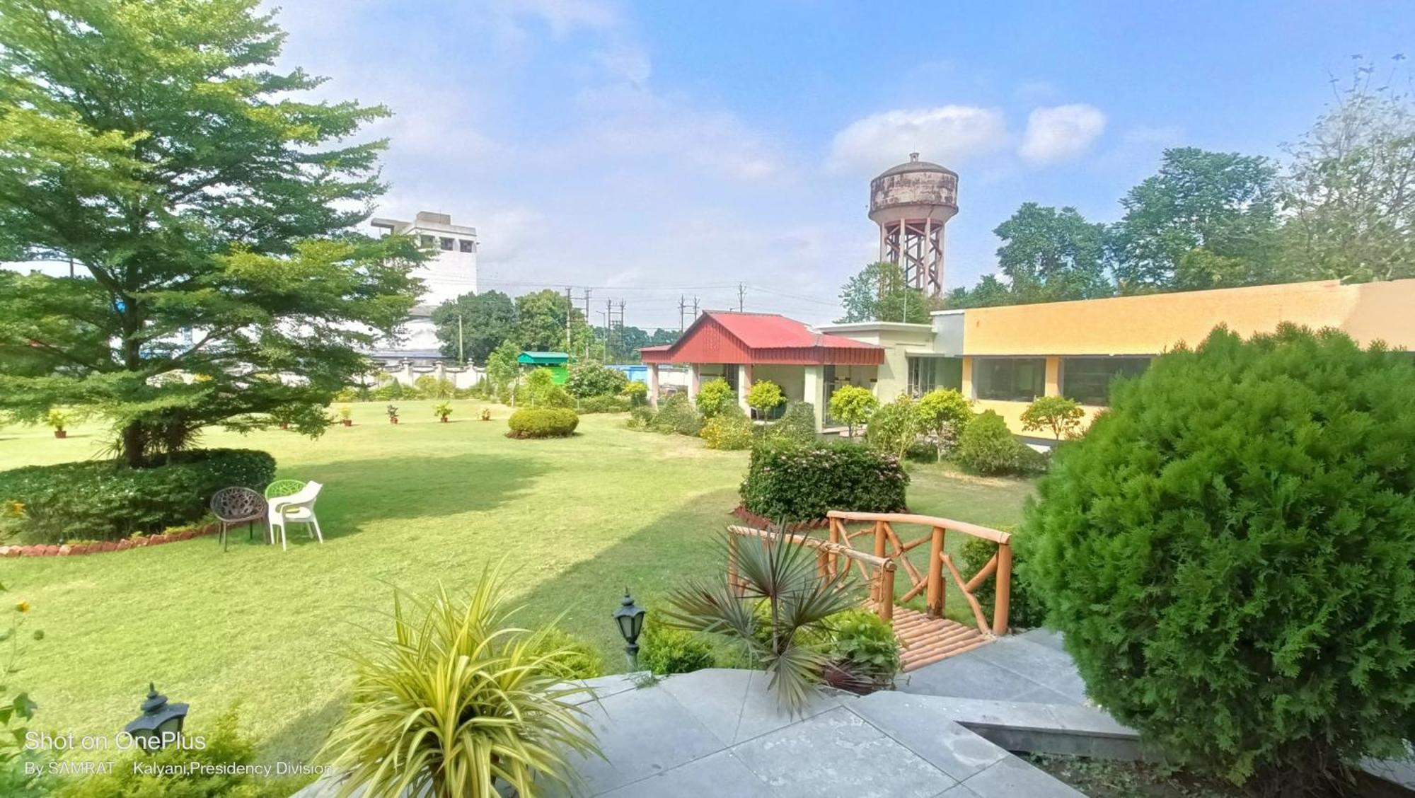 Trisplanet Hotel Kalyani Buitenkant foto