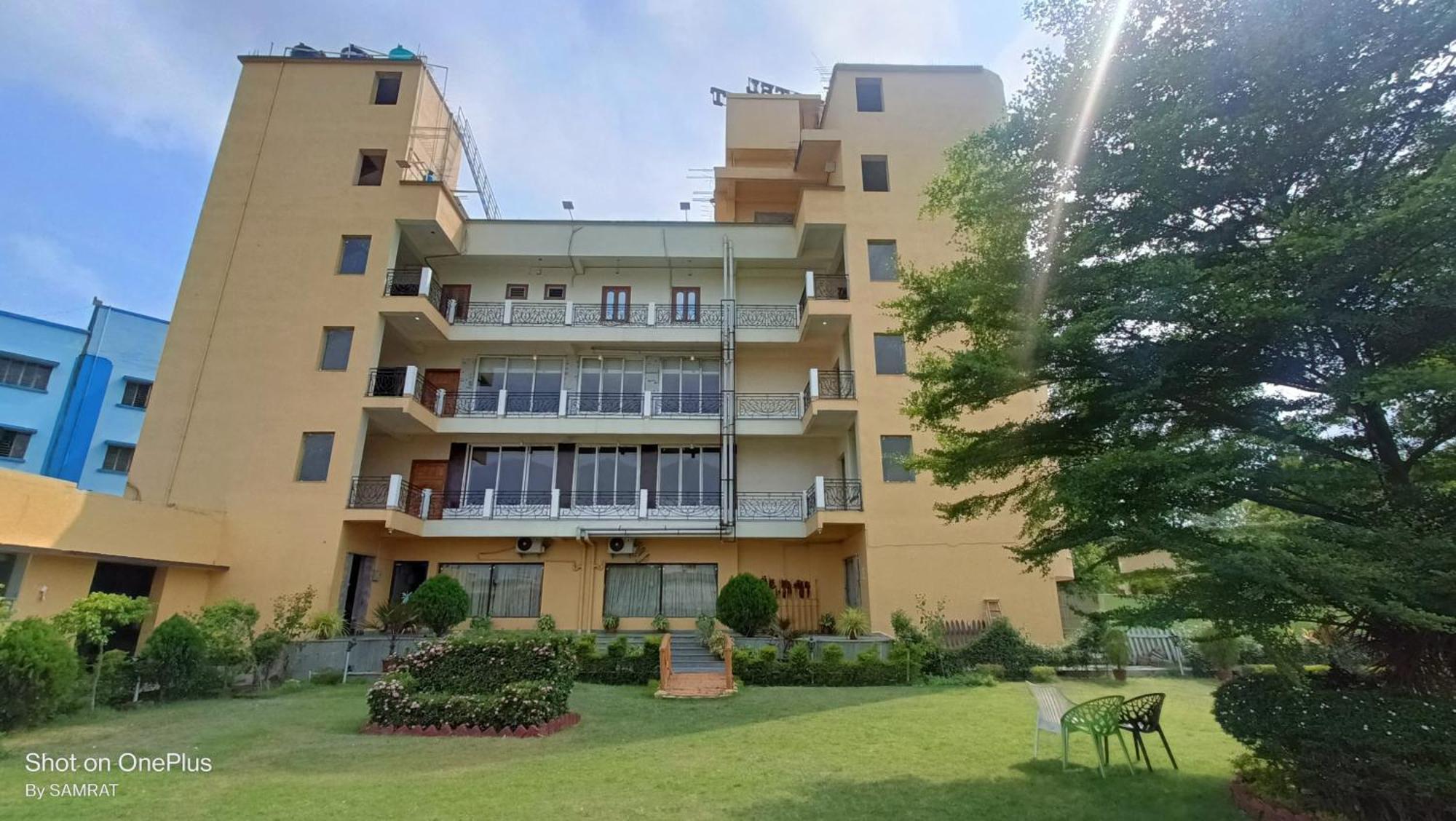 Trisplanet Hotel Kalyani Buitenkant foto